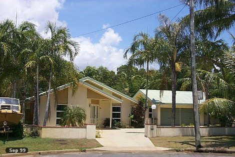 11 Mark Cl, Holloways Beach, QLD 4878