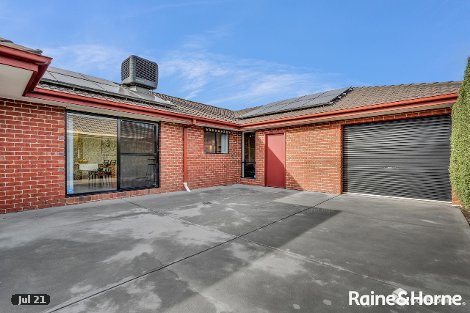 15 Charlesworth Cres, Burnside, VIC 3023