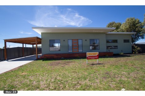 8 Centre Rd, Seaspray, VIC 3851