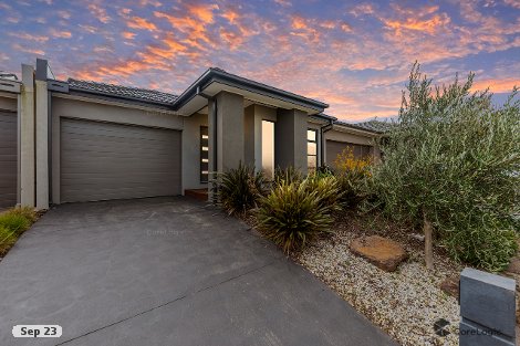 54 Walhallow Dr, Clyde North, VIC 3978