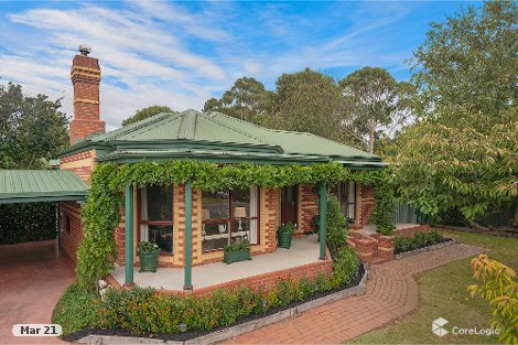 33 Stuart Dr, Woodend, VIC 3442