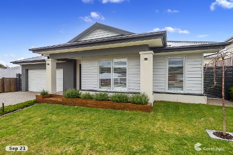 11 Doyeswood Dr, Woodend, VIC 3442