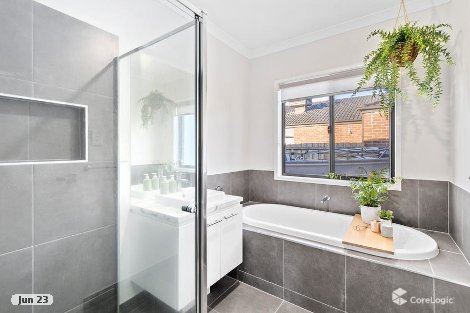 33 Phalaris Park Dr, Lovely Banks, VIC 3213